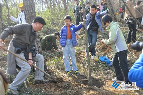 镇江网友大型公益植树活动 为春天栽下一抹绿